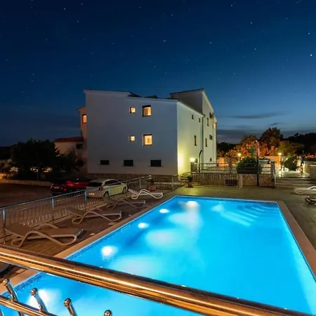 In With Balcony, Air Condition, Wifi, Washing Machine Vinišće